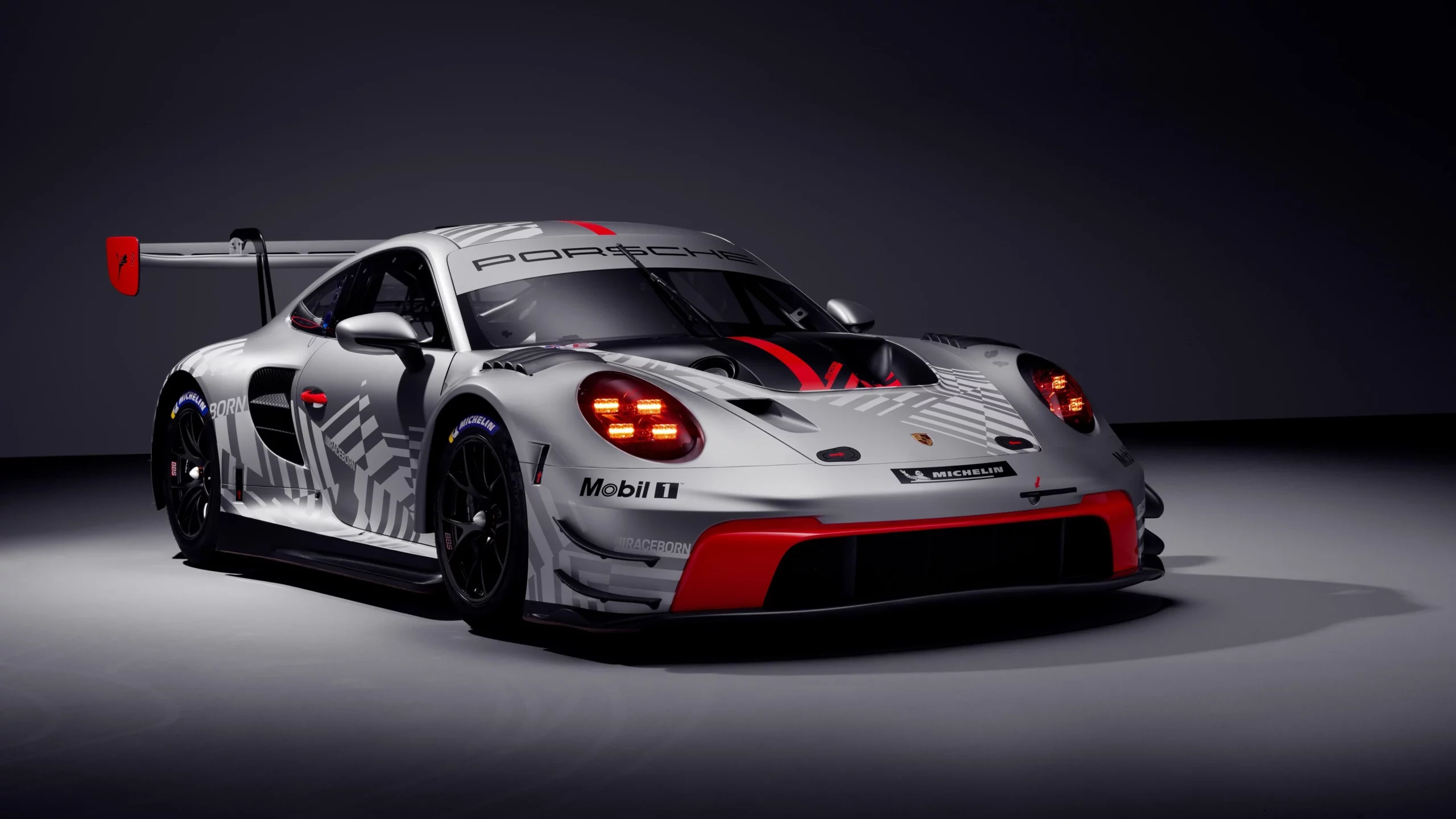 Porsche представил обновлённый гоночный автомобиль 911 GT3 R Evo и новую версию 911 Cup